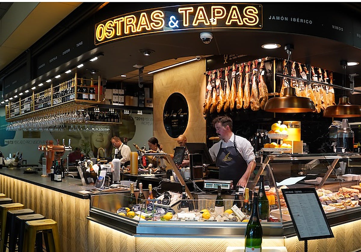 Ostras & Tapas es un nuevo pùesto del Mercado de la Encarnación en Sevilla mitad tienda, mitad bar, donde disfrutar del producto in situ