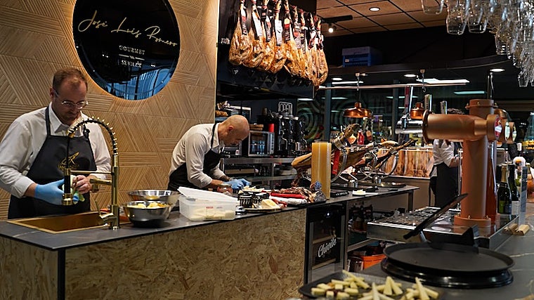 Ostras & Tapas cuenta con cortadores profesionales de jamón