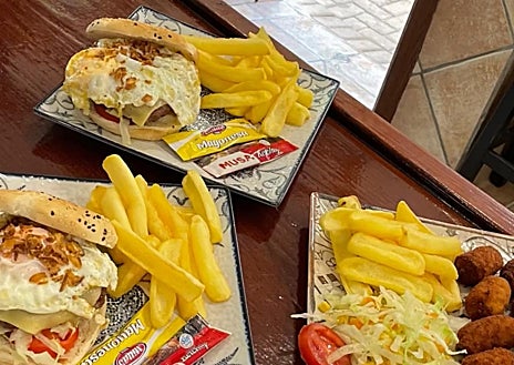 Imagen secundaria 1 - Este nuevo bar Lo que diga la rubia ofrece tapas variadas (Córdoba)