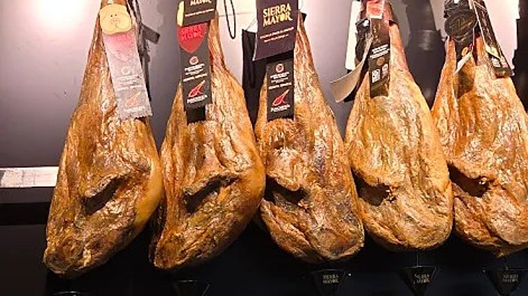 Jamones de colgados tras la barra