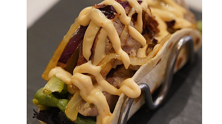 Taco de atún barbateño con guacamole, soja y mahonesa picante