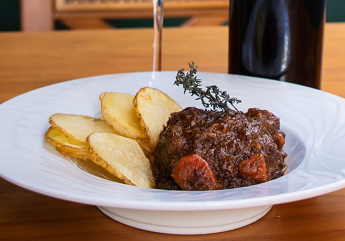 Carrillada ibérica de Bodeguita Romero, uno de los bares típicos para tapear en Sevilla