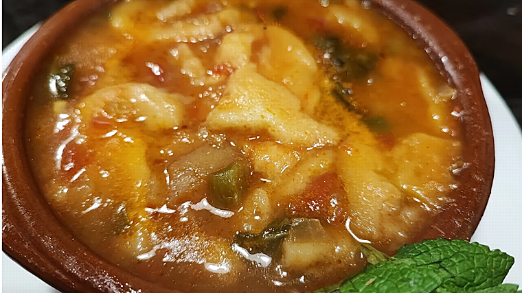 Cazuelita con guiso del día en Manolo Cateca