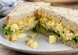 Sandwich vegetal de huevo duro, lechuga, cebolla y mayonesa casera