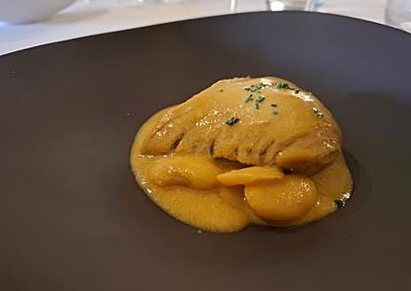 Imagen secundaria 1 - Carrilleras estofadas al oloroso con pochas, guiso de tarantelo de atún rojo con judiones y gachas (o poleá) a la brûlée