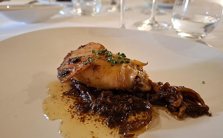 Imagen principal - Chipirón encebollado relleno de morcilla, pisto de verduras a la brasa con yema de huevo y velo ibérico y Julio Domínguez, responsable de sala