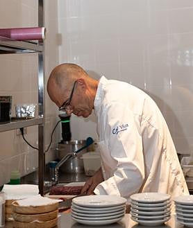 Imagen secundaria 2 - Gilda de gordal sevillana con anchoa y piparra, que viene acompañada de una sardina soasada sobre tosta de ajo frito serrano; tomate de Cal Viva con salmorejo de su aliño; y Leo Ramos, chef y sumiller