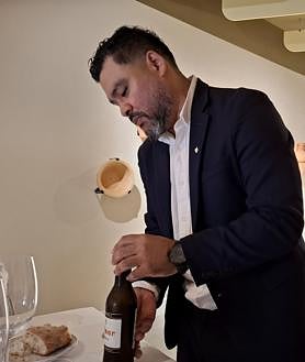 Imagen secundaria 2 - Chipirón encebollado relleno de morcilla, pisto de verduras a la brasa con yema de huevo y velo ibérico y Julio Domínguez, responsable de sala