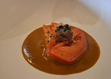 Imagen secundaria 1 - Gilda de gordal sevillana con anchoa y piparra, que viene acompañada de una sardina soasada sobre tosta de ajo frito serrano; tomate de Cal Viva con salmorejo de su aliño; y Leo Ramos, chef y sumiller