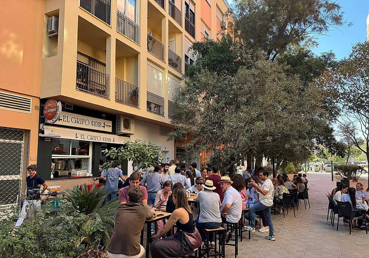 El Grifo 41018 es el segundo local del grupo y se encuentra en la calle Pedro Duque en la zona de La Buhaira