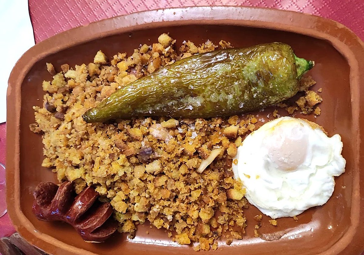 Migas serranas con chorizo, pimiento y huevo frito, de Venta Cueva del Gato, en Benaoján (Málaga)