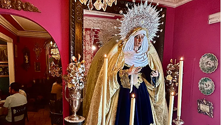 La virgen que te da la bienvenida al entrar en el local