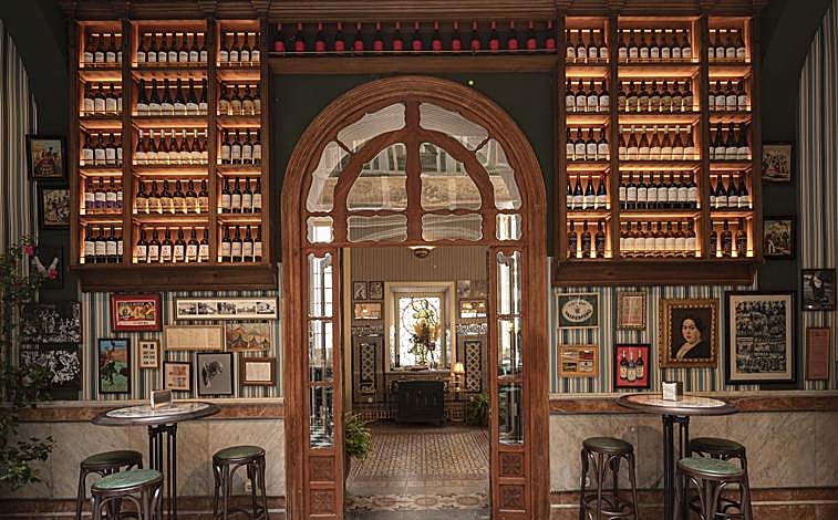 Imagen principal - Casa Inquieta abre para darle una nueva vida a la Taberna del Alabardero con restaurante, tablao flamenco y terraza rooftop