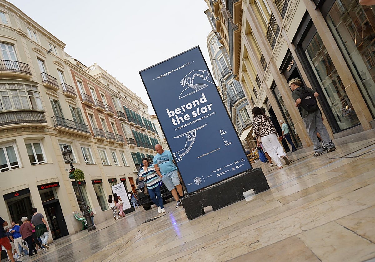 Cartel de presentación Málaga Gourmet Tour en la calle Larios