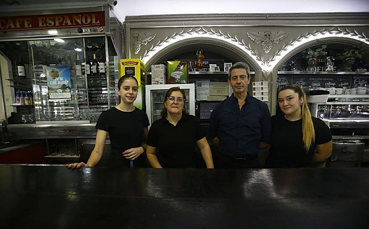 Imagen principal - En la imagen superior, los responsables del Café Español tras la barra. Debajo a la izquierda, Marí Carmen Jiménez durante la preparación de los desayunos. A la derecha, atendiendo una mesa 