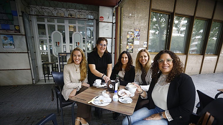 Mari Carmen JIménez, junto a un grupo de clientas en la terraza del Café Español