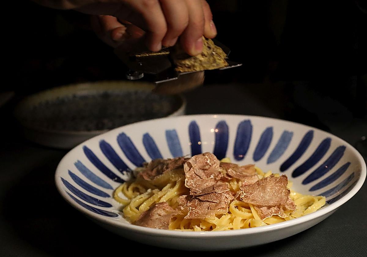 Un plato de pasta de Tutto Bene mientras se ralla trufa