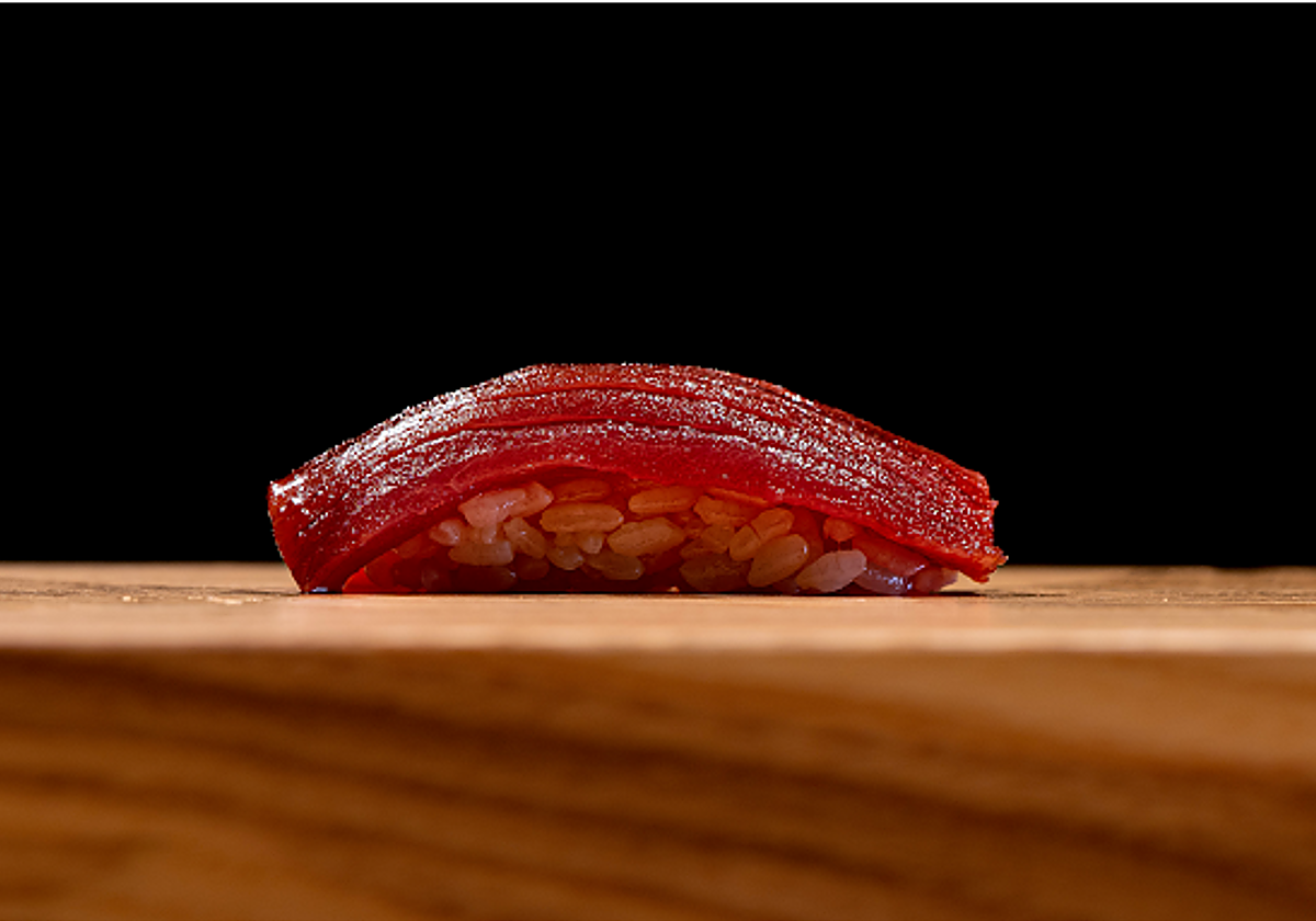 Nigiri de atún de Kinu, uno de nuestros restaurantes recomendados para comer sushi en Sevilla