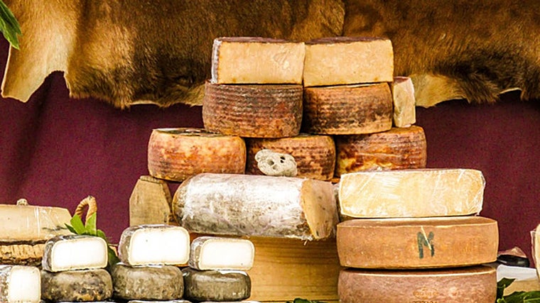 Quesos en un stand en la Feria del Queso de Santiponce