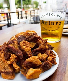 Imagen secundaria 2 - Chacinas y quesos curados completan la oferta de Cervecería Arturo