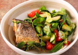 Lubina a la sal con ensalada de pera y gorgonzola