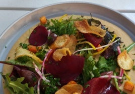 Hummus de boniato con brotes tiernos, tomate y pepino en pan de pita