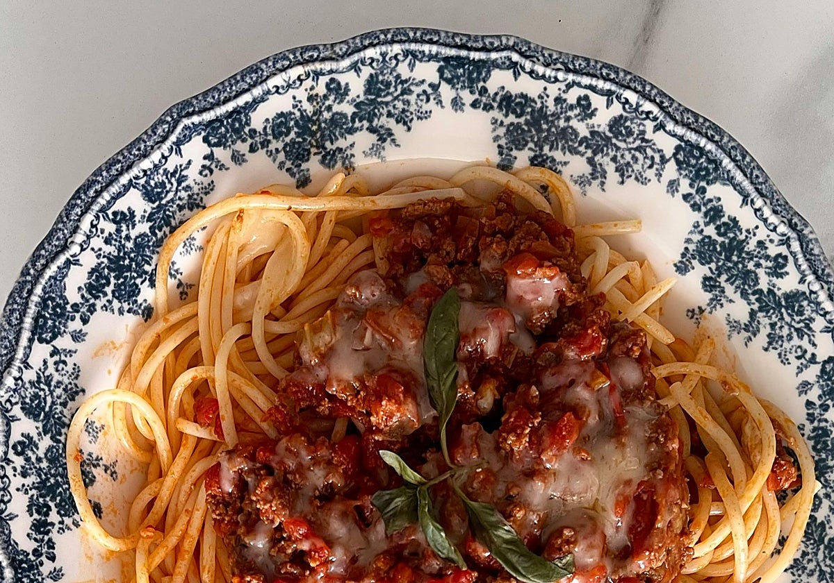 Espaguetis integrales con pisto de verduras y atún