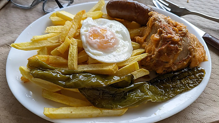 Plato de los Montes: patatas, pimiento, lomo en manteca y chorizo