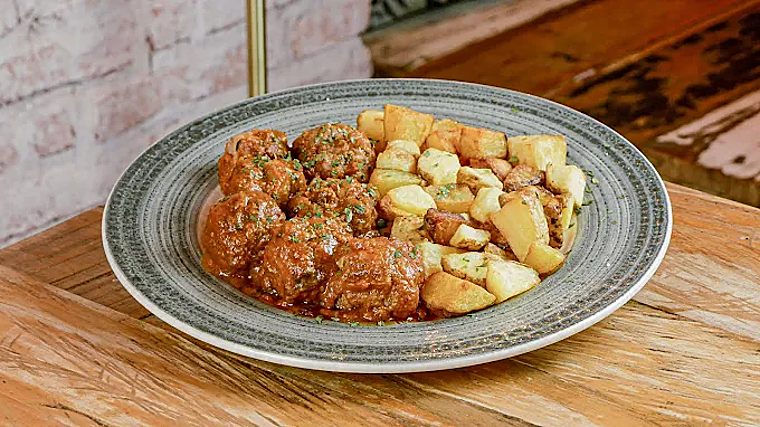 Albóndigas en salsa con patatas de Selva Negra