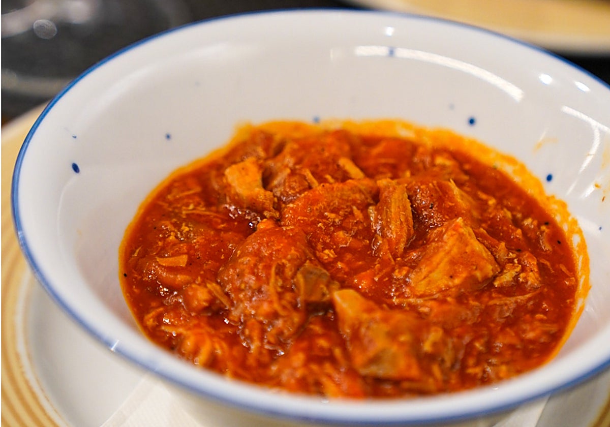 Guiso de carne con tomate de Los Cuevas, en Sevilla