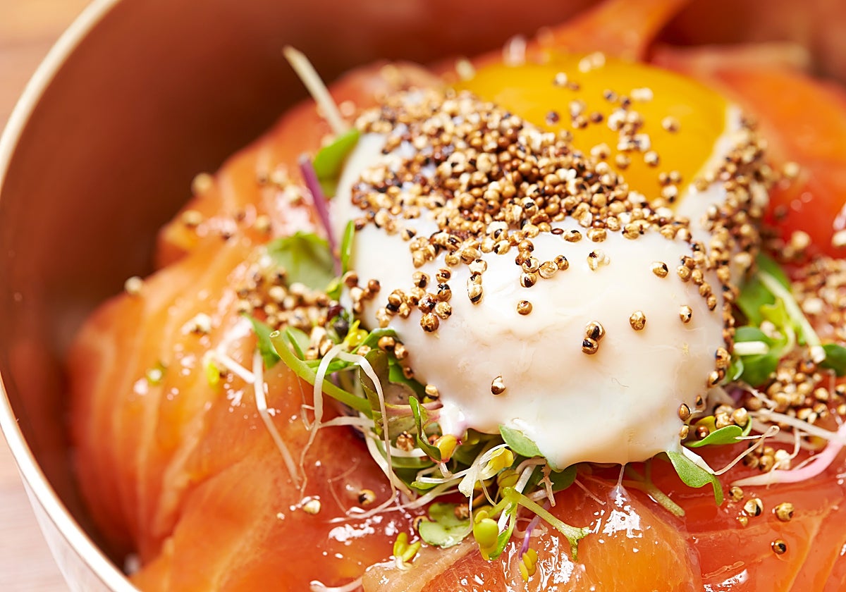 Ensalada de arroz y salmón ahumado