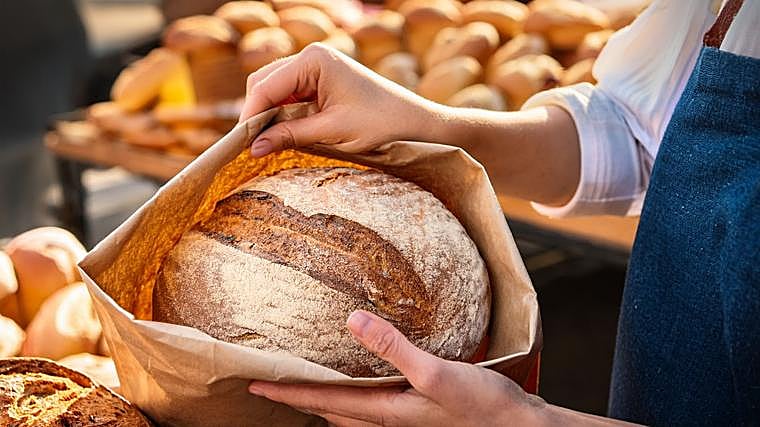 Usa bolsas de papel para guardar el pan