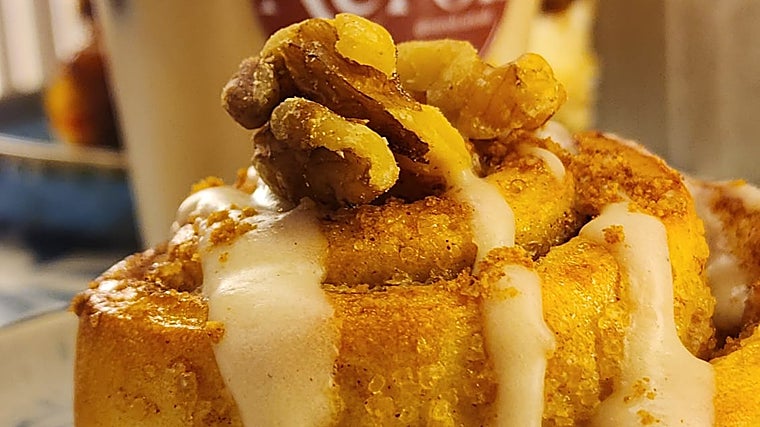 Rollos de canela, una de las propuestas dulces que pueden pedirse en Neroli