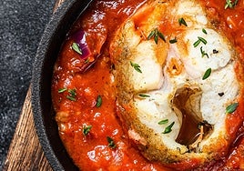 Merluza en salsa de tomate, espárragos trigueros y vasito de arroz integral Brillante