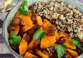 Vasito de quinoa Brillante con calabaza ras el hanout, pasas y carne picada