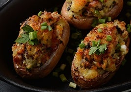 Patatas rellenas de sobra de verduras y carne picada