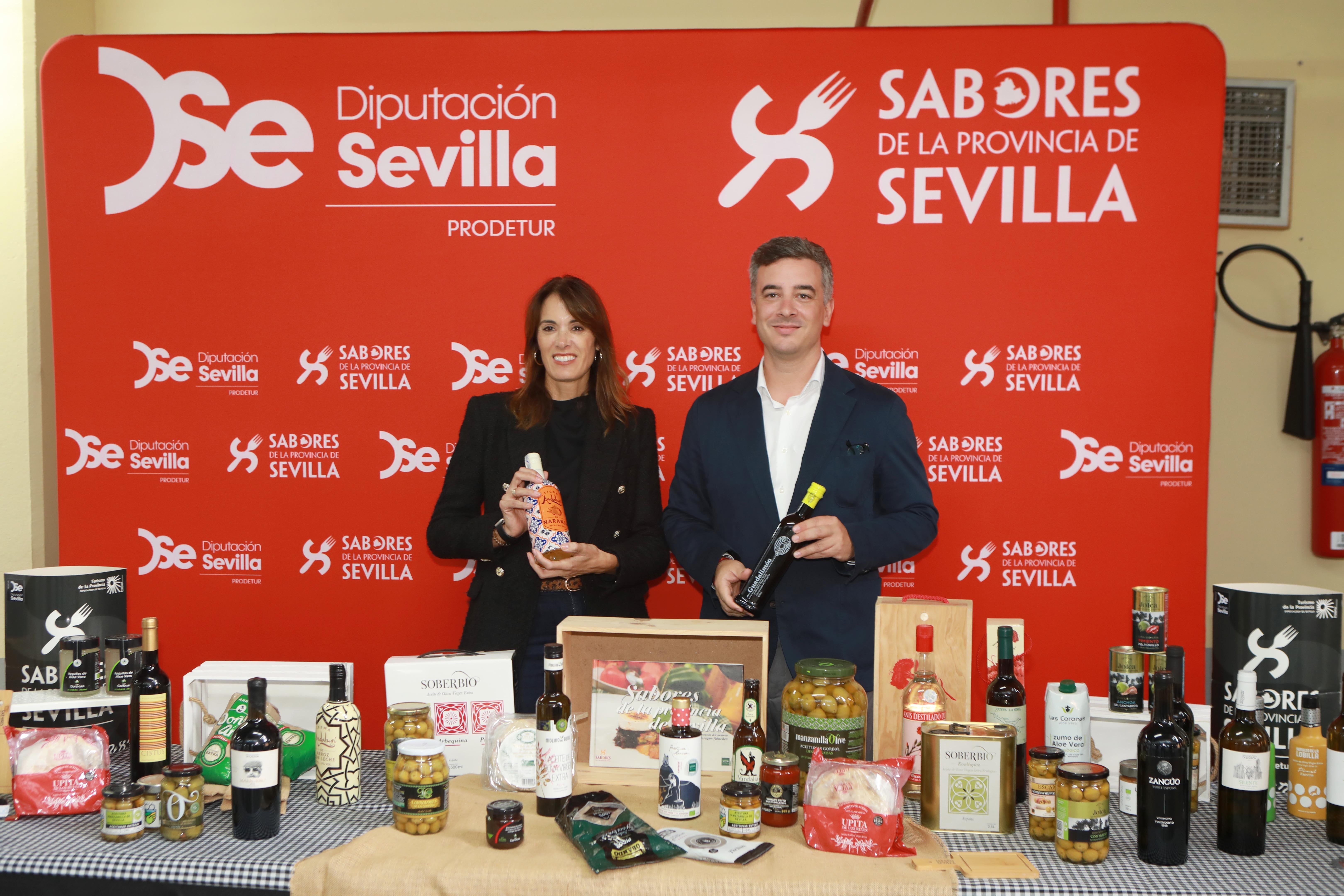 Zoila Borrego, directora Comercial de ABC Andalucía, y Rodrigo Rodríguez Hans, vicepresidente de Prodetur