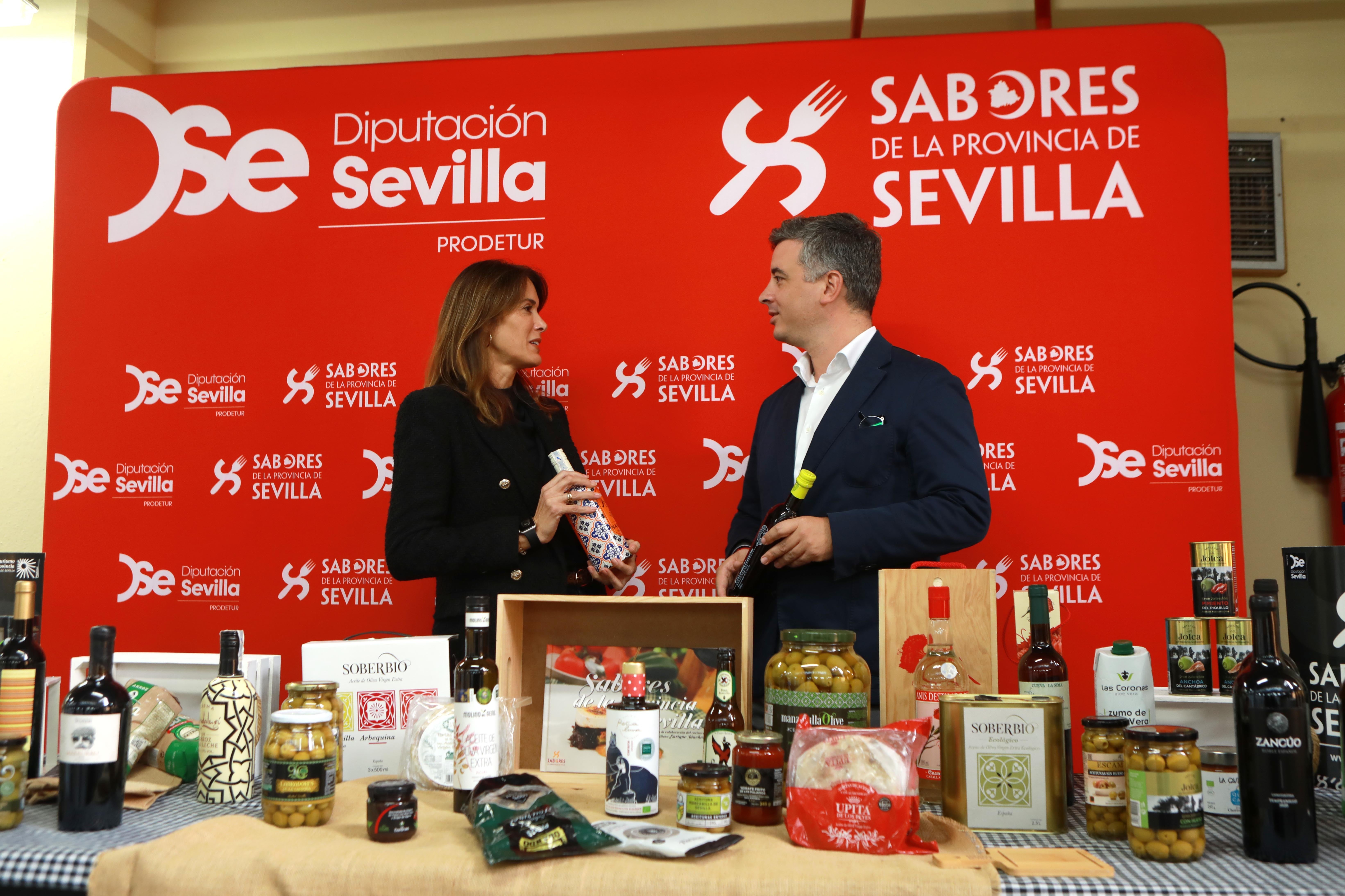 Zoila Borrego, directora Comercial de ABC Andalucía, y Rodrigo Rodríguez Hans, vicepresidente de Prodetur