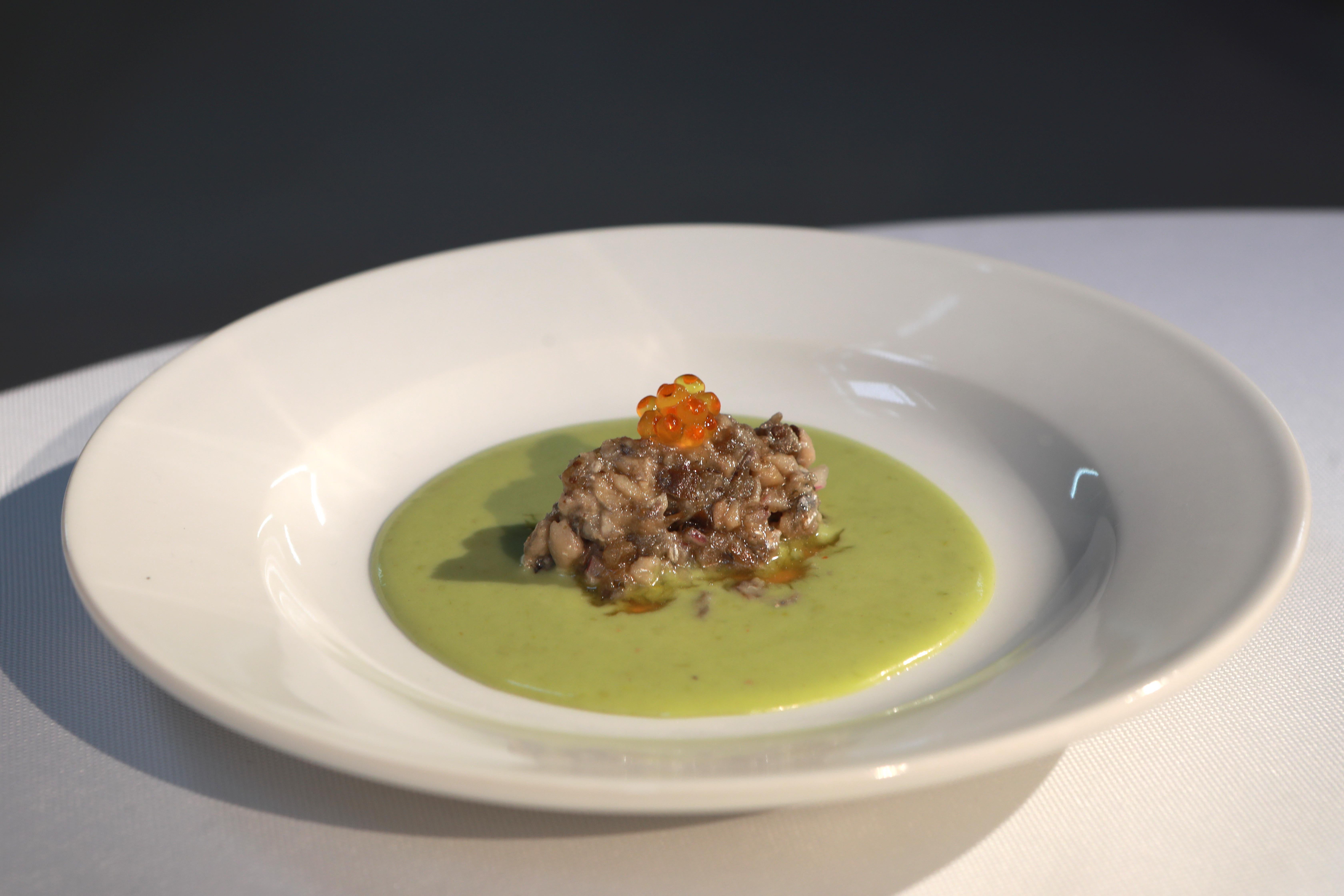 Tartar de boquerones en vinagre y berenjenas asadas con salmorejo de piparras del restaurante Quillo-cocina flamenca