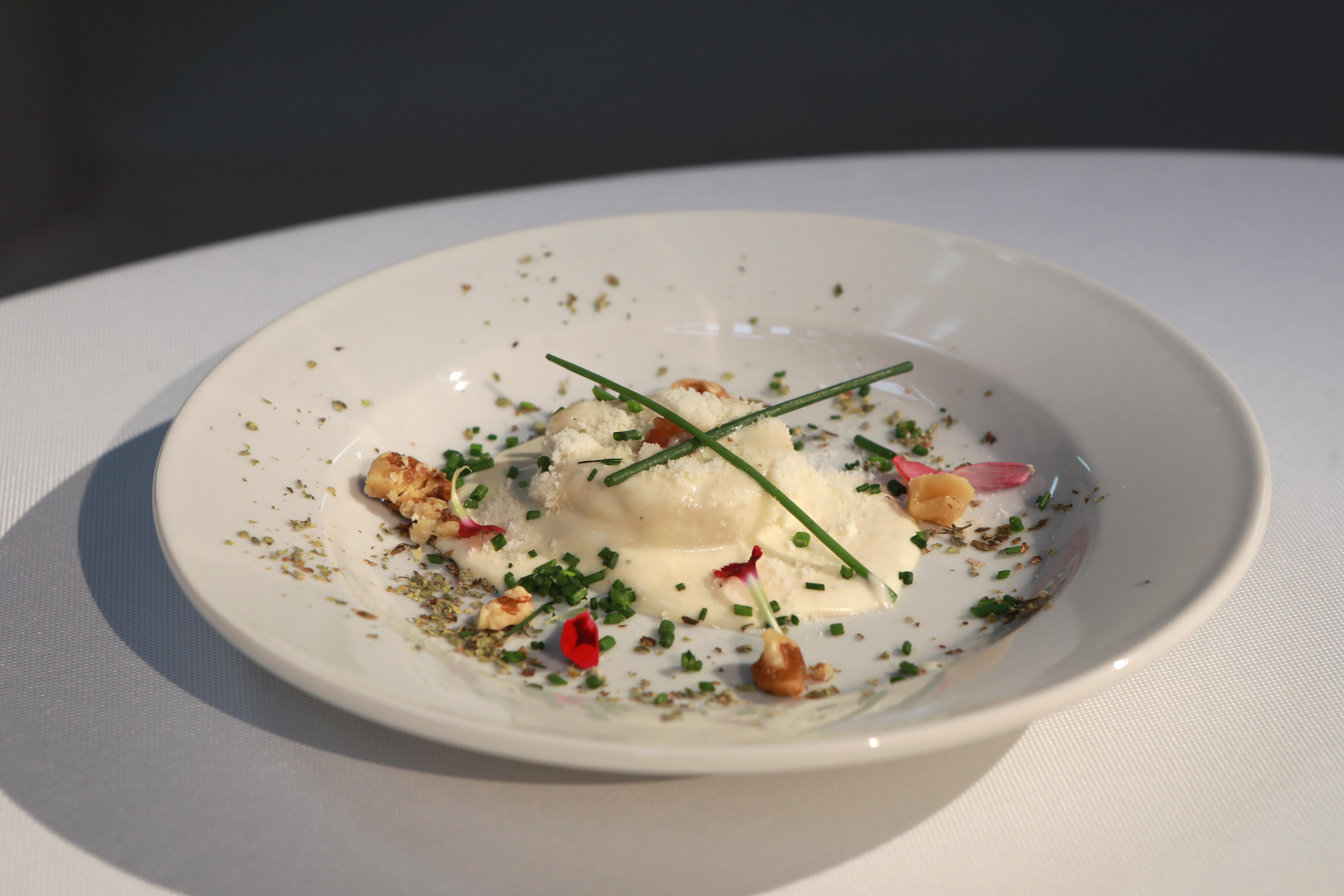 Sorrentino relleno de mozzarella, membrillo, parmesano, salsa de queso y nueces del restaurante La Bicicleta