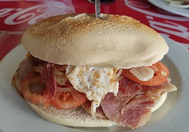 El 'benjamín': así es el mollete que ha encumbrado a este bar de Lebrija