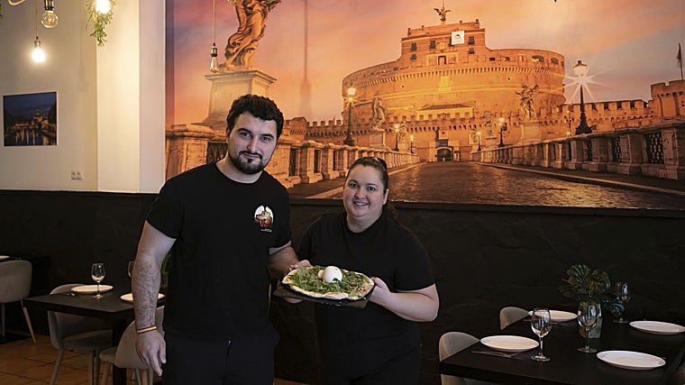 Jaime Conde y Yesica López, ante la fotografía del castillo de Sant'Angelo