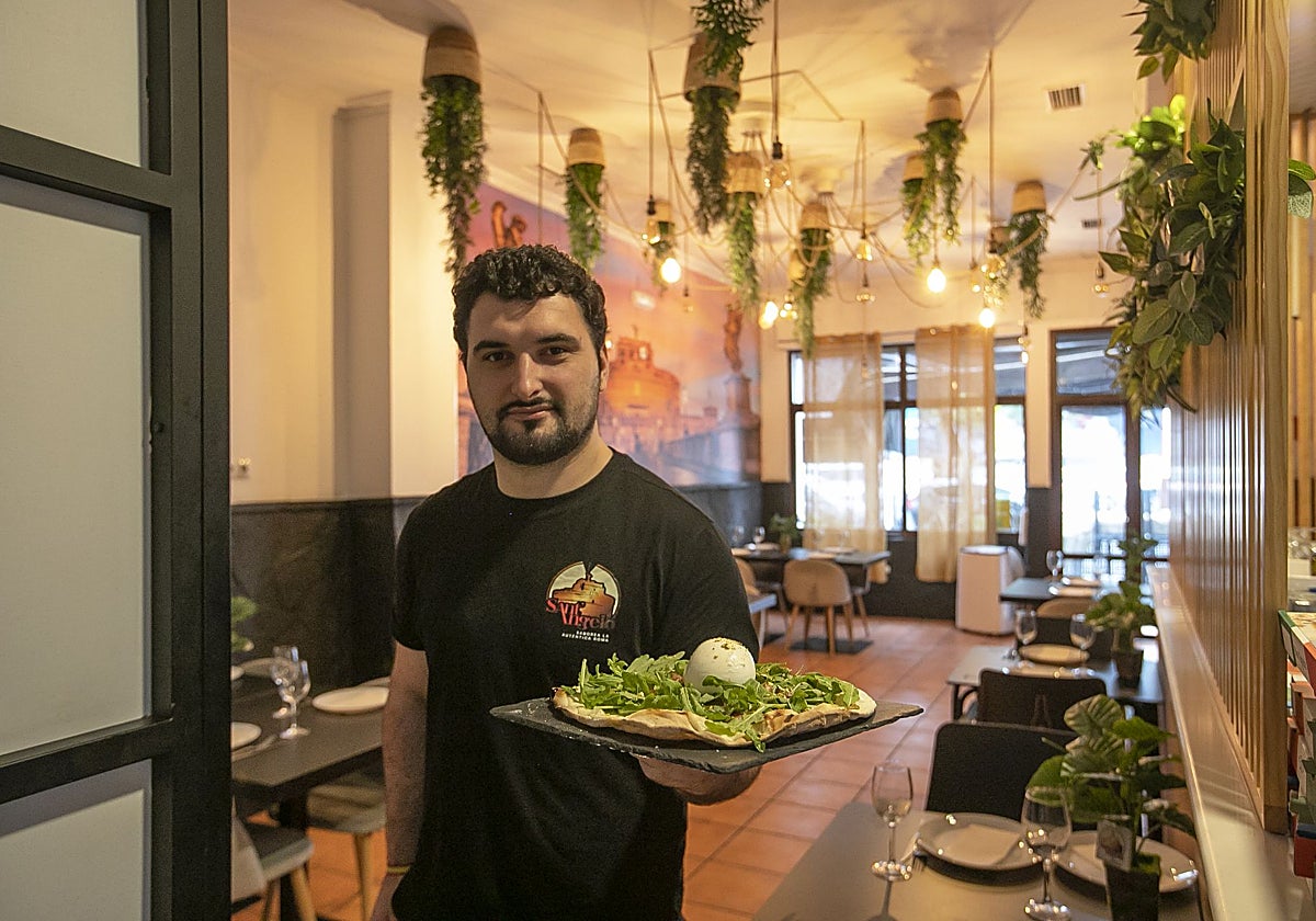 Jaime Conde sostiene una pizza en el restaurante italiano Sant'Angelo, en Arroyo del Moro, 10