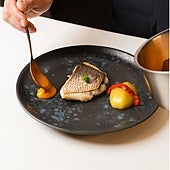 Pargo y meunière de pimientos de Hermanos Alba, uno de nuestros restaurantes recomendados para comer en El Palo