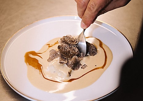 Imagen secundaria 1 - Homenaje a Martín Berasategui en Puente Romano: una velada con mucho &#039;garrote&#039; en Marbella