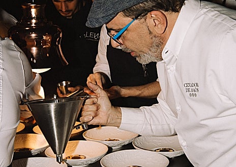 Imagen secundaria 1 - Homenaje a Martín Berasategui en Puente Romano: una velada con mucho &#039;garrote&#039; en Marbella