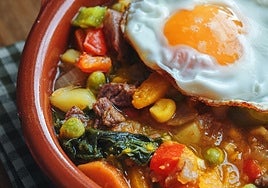 Guisantes «en colorao» con champiñones y huevo poché