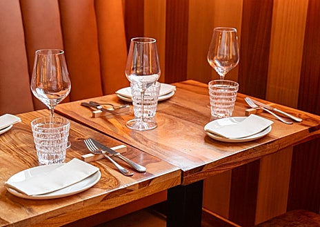 A segunda imagem 1 é o interior do Grillao.