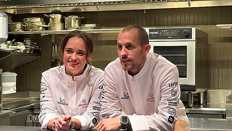 Cristina Cánovas y Diego Aguilar en su restaurante Palodú, en Málaga, durante la celebración posterior a ganar la estrella Michelin