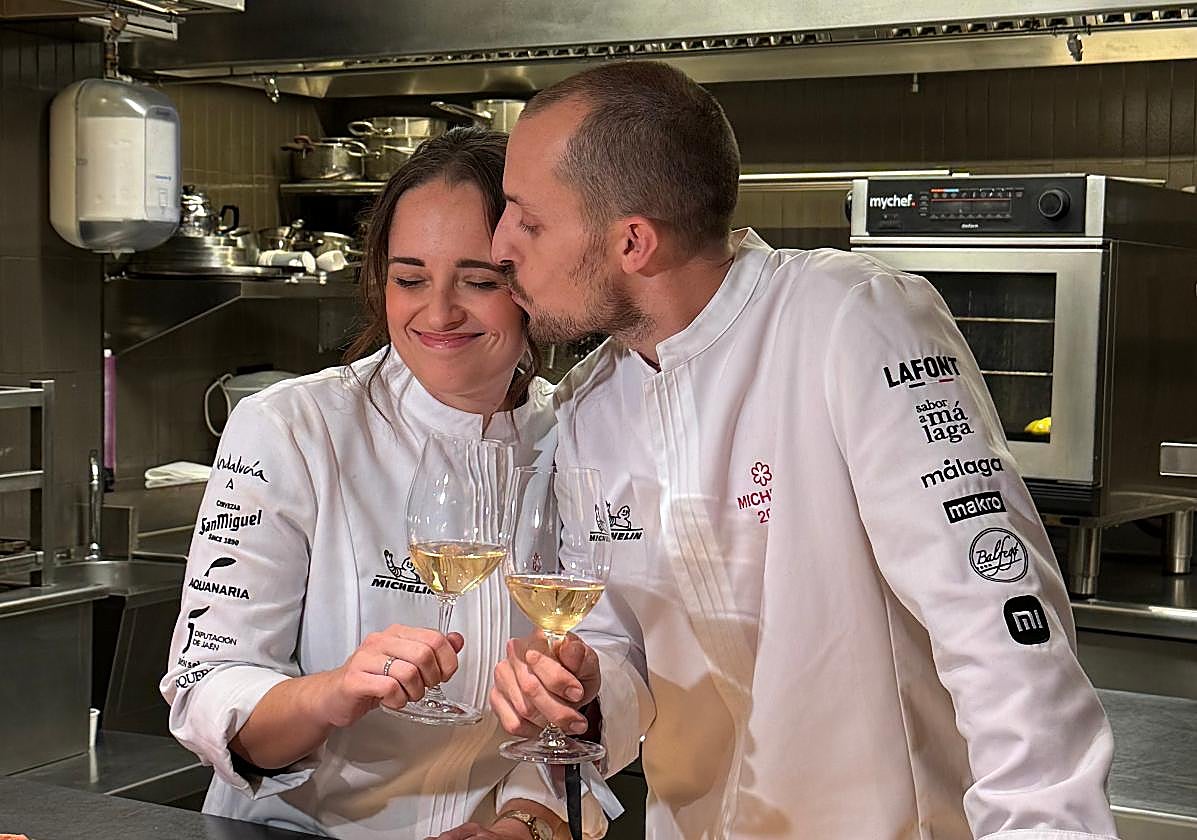 Cristina Cánovas y Diego Aguilar  de celebración en su restaurante Palodú, en Málaga, tras conseguir su primera estrella Michelin